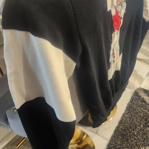 Bug Bunny Iceberg Sweater - Picture 4 of 8